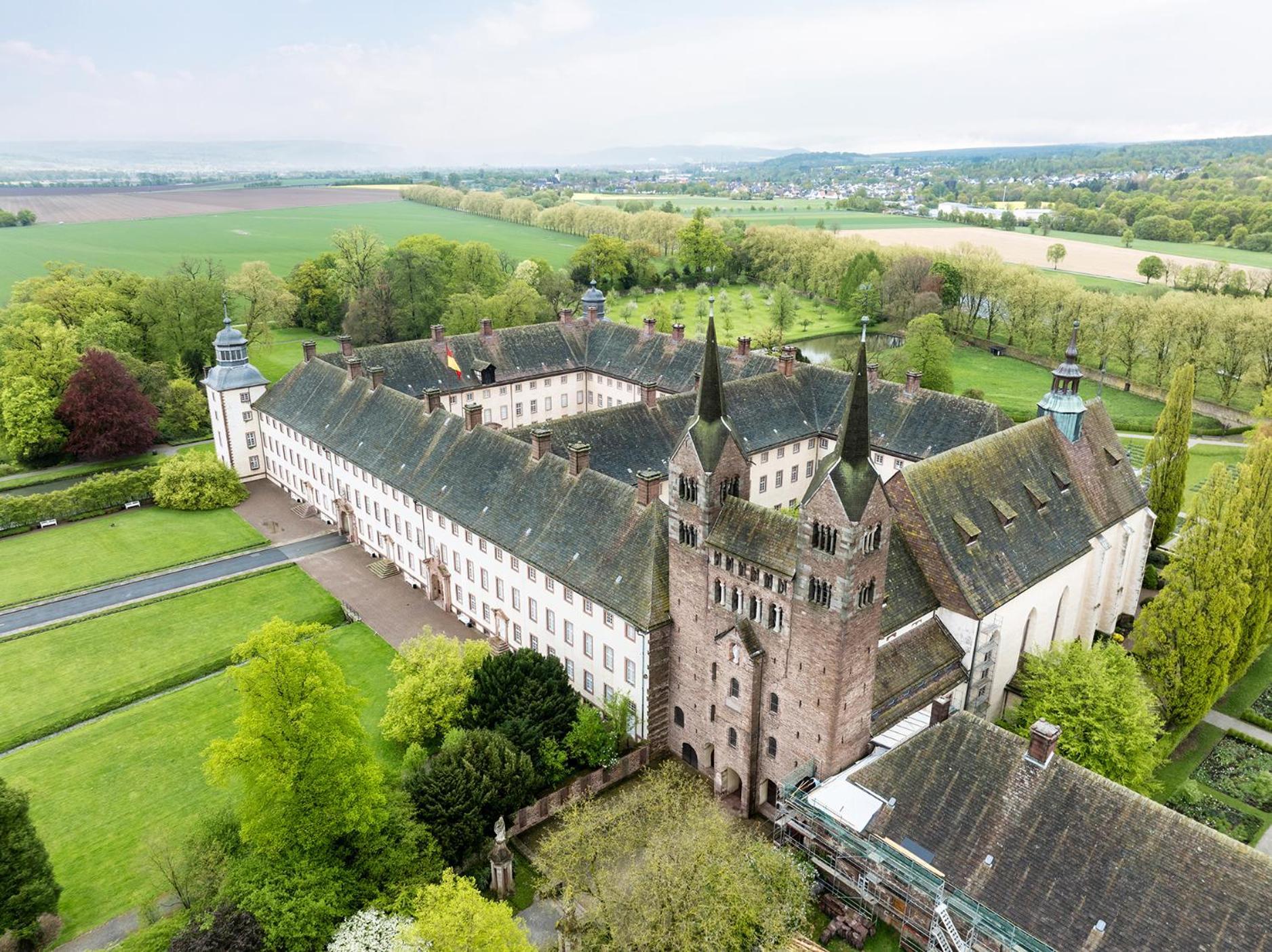 Luxus Wohnen Im Schloss Corvey Fuer 1-6 Gaeste Im Unesco Weltkulturerbe Hoexter Weserbergland Free W-Lan Parken Netflix Fuer Familien Paare Und Geschaeftsreisende Inkl Handtuecher Seife Nintendo Switch Uvm Экстерьер фото